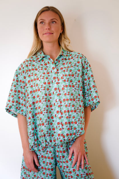 American Vintage Women's Button Down Shirt in Strawberry Print
