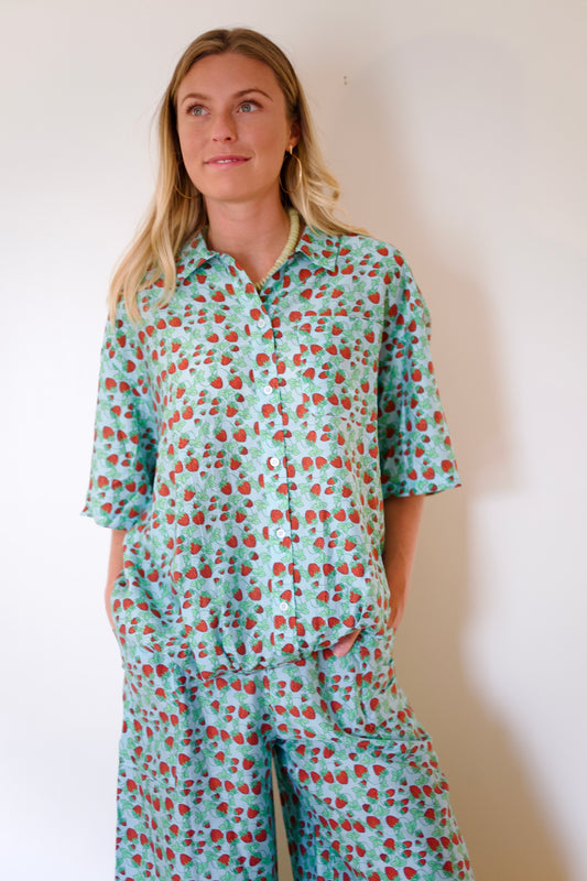 American Vintage Women's Button Down Shirt in Strawberry Print