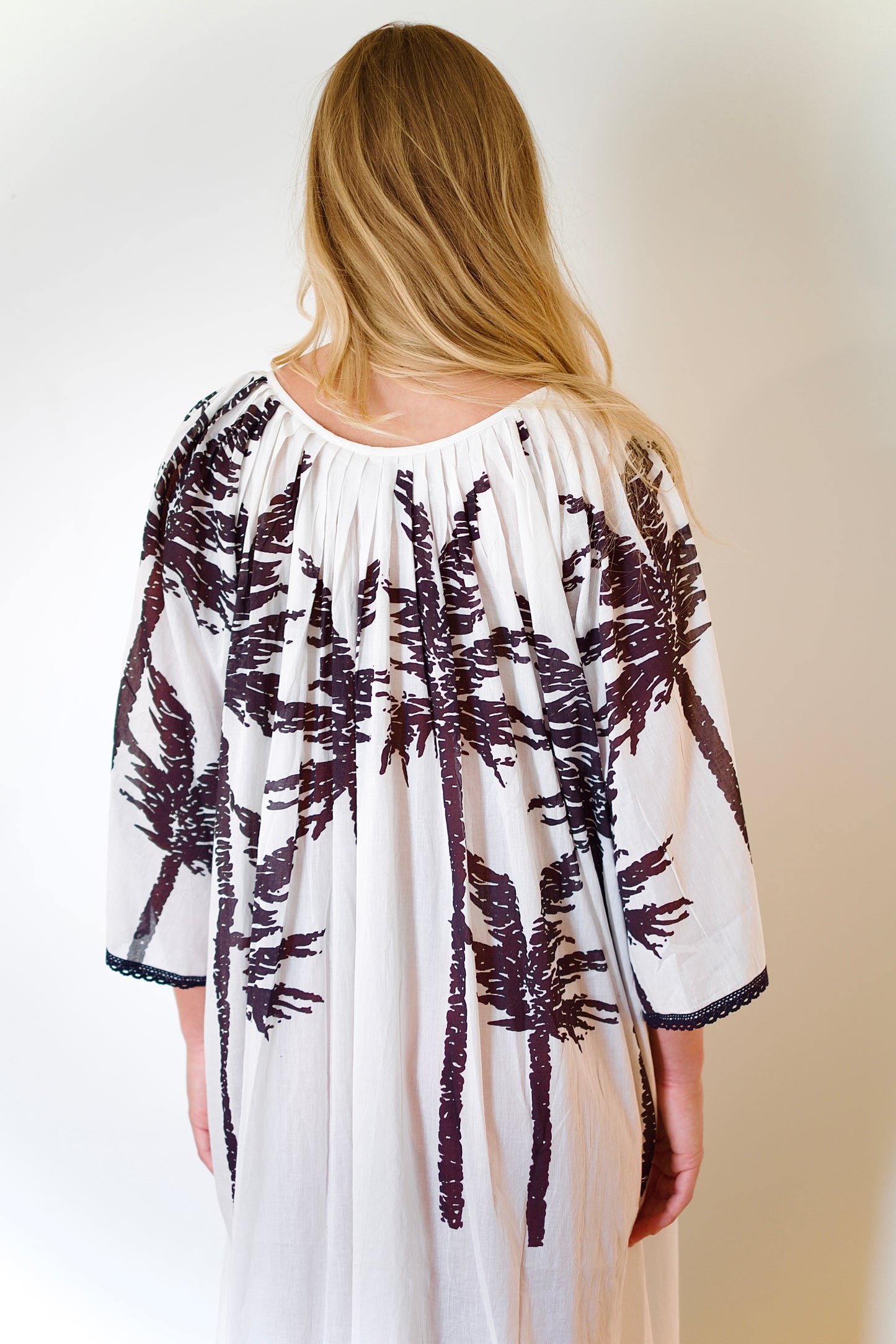 État D’été | Domino Dress - Black Palm / Snow White Ground