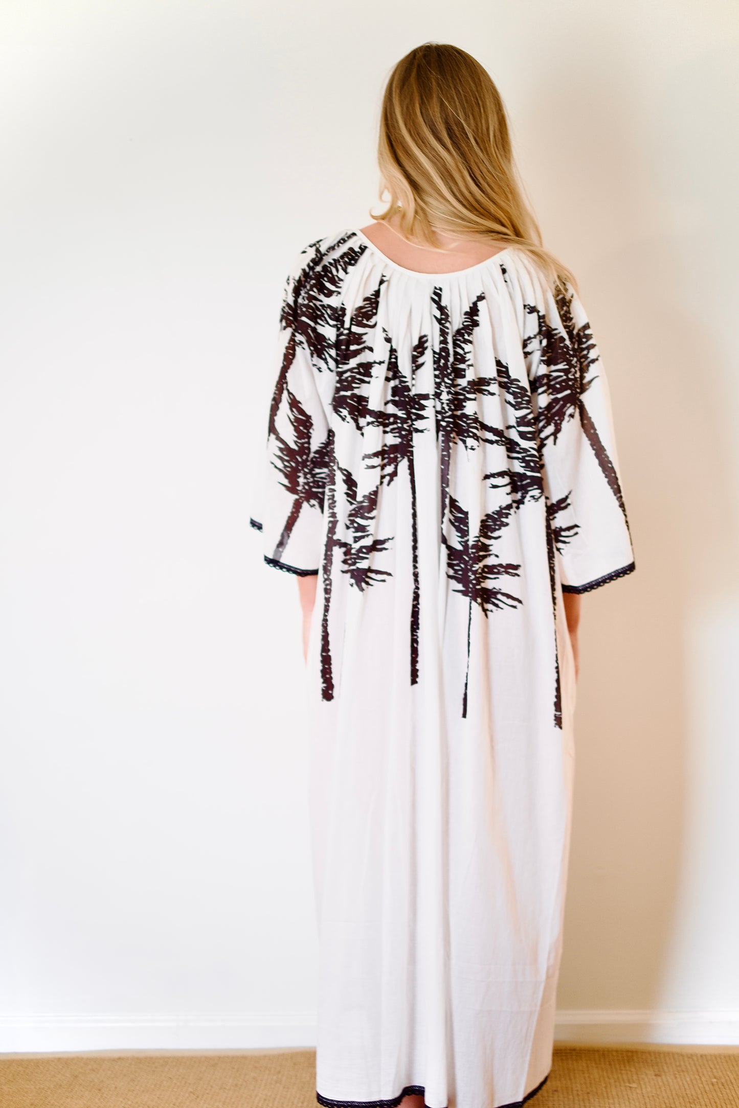État D’été | Domino Dress - Black Palm / Snow White Ground